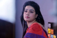 তিন বয়ফ্রেন্ড নিয়ে ইংল্যান্ডে উড়াল মাহিয়া মাহির