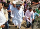মাথায় সিমেন্টের ঢালাই নিয়ে প্রতিমন্ত্রী পলক যখন শ্রমিক মাথায় সিমেন্টের ঢালাই নিয়ে প্রতিমন্ত্রী পলক যখন শ্রমিক