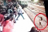 ট্রেনের নিচে পড়েও অলৌকিক ভাবে বেঁচে গেলেন তরুণী!