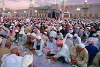 আড়াই লাখ রোজাদার এক সঙ্গে ইফতার করেন মসজিদে নববীতে