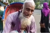 রিকশা চালাতে কষ্ট হলেও রোজা ভাঙেন না ৭৭ বছরের হানিফ