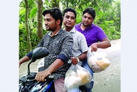 বাড়ি বাড়ি ইফতার পৌঁছে দিচ্ছেন ওরা