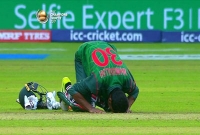 সেঞ্চুরি করেই সেজদায় লুটিয়ে পড়ে আল্লাহকে স্বরণ করলেন মাহমুদুল্লাহ