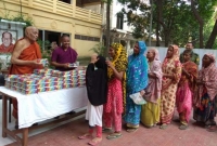 সম্প্রীতির নজির : বৌদ্ধ মন্দির থেকে ইফতার বিতরণ