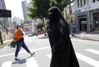 জোর করে হিজাব খোলার দায়ে আমেরিকায় ৬০,০০০ ডলার ক্ষতিপূরণ