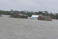 ভোলায় বেড়িবাঁধে ধস, পানিবন্দি অর্ধলক্ষাধিক মানুষ