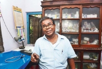ডিগ্রি ছাড়াই ডাক্তারি, তবুও এলাকাবাসীর শেষ ভরসা ডাক্তারবাবু!