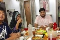 ইফতার টেবিলে ওমর সানি-মৌসুমী পরিবার