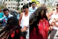 মানসিক ভারসাম্যহীন মহিলাকে নির্লজ্জ ভাবে মারল গেঞ্জি পরা পুলিশ