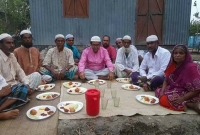 ভিক্ষুকের বাড়িতে গিয়ে ইফতার করলেন এমপি