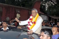 লাশের গন্ধে বাতাস ভারি হয়ে উঠেছে : আরিফুল হক লাশের গন্ধে বাতাস ভারি হয়ে উঠেছে : আরিফুল হক