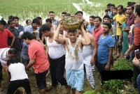 নিজেই মাটি কেটে ঝুঁড়ি মাথায় রাস্তা মেরামত করলেন হাছান মাহমুদ