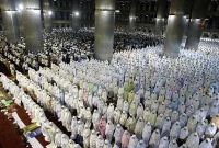 পবিত্র রমযানে রাতভর ইবাদত করে দিনভর ঘুমান ইন্দোনেশিয়ার মুসল্লিরা