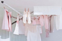 বর্ষার দিনের ভেজা জামাকাপড় ঘরে রাখবেন না,  রাখলেই বিপদ