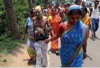 মহিলাকে কুপ্রস্তাব: জুতোর মালা পরিয়ে ঘোরানো হল