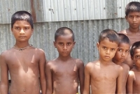 'মনতো চায় এ্যাকখান নতুন জামা,আব্বা মইরা গ্যাছে জামা দিবো কেডা'