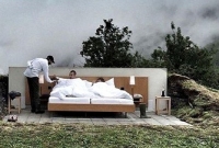 আজব হোটেল! চারপাশে নেই দেয়াল, মাথার উপরে নেই ছাদ,  রুম ভাড়া ২২ হাজার টাকা!