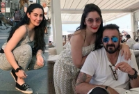 খোলামেলা পোশাকে নেটদুনিয়া কাঁপাচ্ছেন সঞ্জয় দত্তের স্ত্রী!