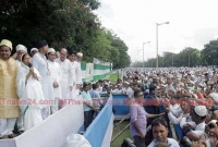 ঈদের নামাজে যোগ দিয়ে মোদিকে ধুয়ে দিলেন মমতা ব্যানার্জী