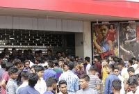 ঢাকাসহ সারাদেশে চলছে ঈদের তিন ছবি, দর্শকদের ভিড়