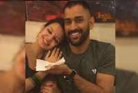 হঠাৎ প্রথম বান্ধবীর সঙ্গে ধোনির ঘনিষ্ঠ ছবি প্রকাশ্যে, তোলপাড় ইন্টারনেট