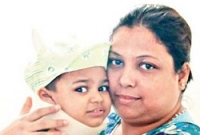 ৫ তলা থেকে পড়ে গিয়েও বেঁচে গেল শিশুটি!