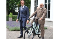 নরেন্দ্র মোদীকে সাইকেলে চড়ালেন ডাচ প্রধানমন্ত্রী