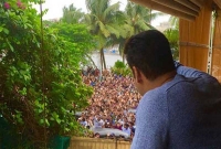 সালমানের বেপরোয়া ভক্তদের ওপর লাঠিচার্জ