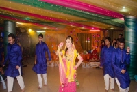 বিয়ের আসরে লাজনম্র বধুর খোলস ভেঙ্গে বেরিয়ে আসা এ যুগের কনে