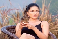 এ কেমন ভিডিও পোস্ট করলেন সানি লিওন! তা দেখে চমকে যেতে বাধ্য