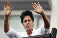 প্রতি বছর কার উইশের জন্য অপেক্ষা করেন শাহরুখ খান?