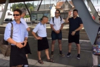 এমন কী ঘটলো? পুরুষরা হঠাৎ স্কার্ট পরে রাস্তায় ঘুরছেন!