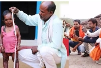 উচ্চতা ২৯ ইঞ্চি, স্বভাবে ছেলেমানুষ! কিন্তু এক জায়গায় হারিয়ে দেন ‘বড়দের’