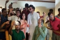 হলে শাকিবকে পেয়ে উচ্ছ্বসিত ভক্তরা