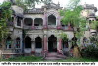 কালের সাক্ষী হয়ে আজও পলাশে দাঁড়িয়ে আছে শতবছরের পুরোনো জমিদার বাড়ি