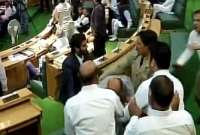 মন্ত্রীর হুংকার : তোকে এখানেই গণপিটুনি দেব