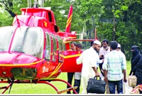 মা-বাবাকে হেলিকপ্টারে চড়ানোর স্বপ্ন পূরণ হল ছেলের মা-বাবাকে হেলিকপ্টারে চড়ানোর স্বপ্ন পূরণ হল ছেলের