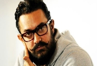 বলিউডে তিন খানের মধ্যে আমিরই সেরা