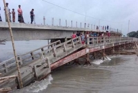 পদ্মার তীব্র স্রোতে ধসে গেছে সেতু