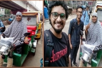 চট্টগ্রামে অটোরিকশা চালিয়ে ছেলের পড়ার খরচ যোগান মা