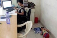 অসুস্থ ছোট্ট ছেলেকে নিয়ে কর্মস্থলে ব্যাংকার মা! অনলাইনে ভাইরাল