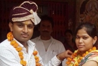 বিয়ের আসর থেকে তুলে নিয়ে বিয়ে করলেন 'রিভলবার রানি'!