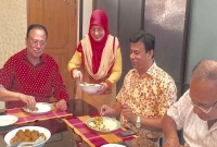 নিজ হাতে রান্না করে খাওয়ালেন শাবানা