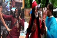 অবশেষে নারীদের হাতে বেধড়ক  পিটুনি খেলেন স্বামী ওম!