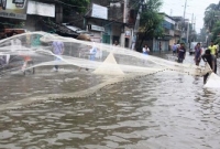 রাজশাহীর রাস্তায় জাল ফেলে মাছ ধরছে লোকজন!