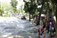 সিরাজগঞ্জে পাউবোর রিং বাঁধে ধস, লোকালয়ে পানি