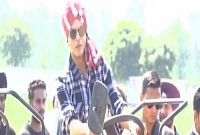কাজ হিসেবে এবার ট্রাক্টর চালালেন শাহরুখ খান