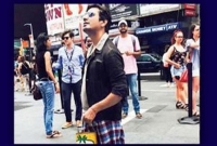   লুঙ্গি পরে নিউ ইয়র্কের রাস্তায় অভিনেতা নওয়াজ