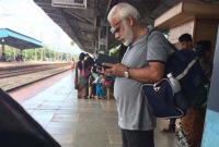 বাচ্চারা তাকে ডাকে 'মোদী আংকেল'! আসলে কে ইনি?