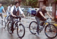 শাহরুখকে যে বিশেষ উপহার দিলেন সালমান